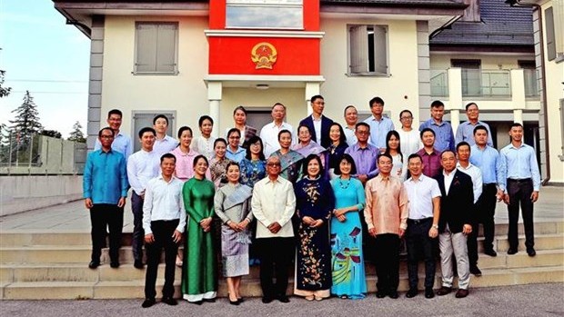 Des membres des missions permanentes du Vietnam et du Laos à Genève. Photo : VNA.