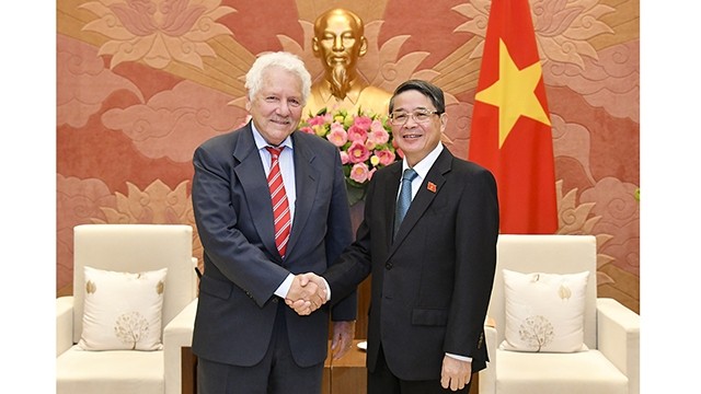 Le Vice-Président de l'Assemblée nationale du Vietnam, Nguyên Duc Hai (à droite) et l’ancien vice-président de la BM, directeur général du réseau Growth Dialogue, Danny Leipziger. Photo : quochoi.vn.