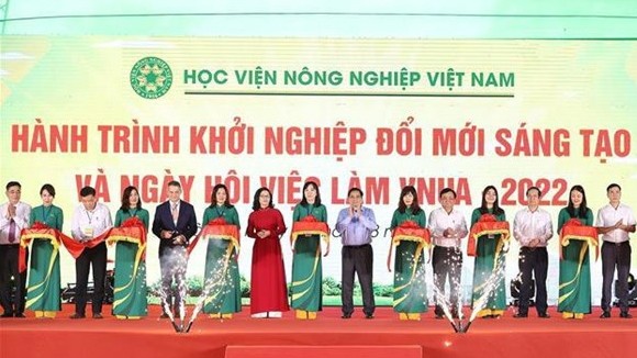 Le Premier ministre Pham Minh Chinh coupe la bande inaugurale de l’événement "Le parcours d’entrepreneuriat et d’innovation et la fête de l’emploi de la VNUA - 2022" à Hanoi. Photo : VNA.