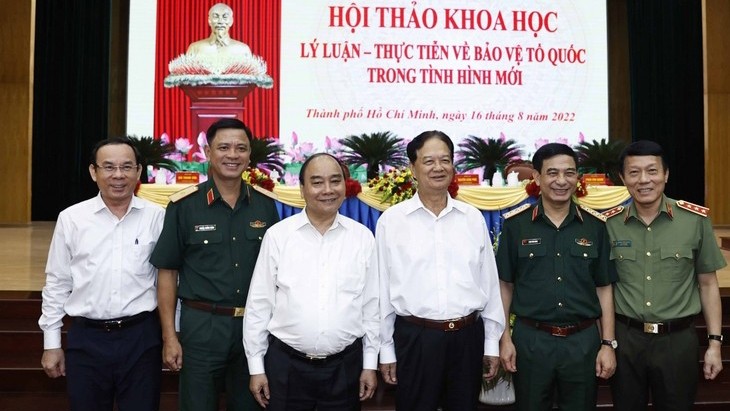 Le Président du Vietnam, Nguyên Xuân Phuc (3e à partir de la gauche) lors au colloque. Photo : VOV.
