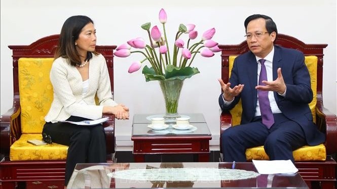 Le ministre du Travail, des Invalides de guerre et des Affaires sociales, Dào Ngoc Dung, et la coordinatrice résidente de l’ONU au Vietnam, Pauline Tamesis. Photo : VNA.