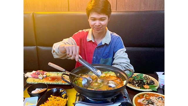 Duong Bao Khanh, étudiant vietnamien de 31 ans au restaurant Hello Saigon en République de Corée. Photo : KOREA JOONGANG DAILY.
