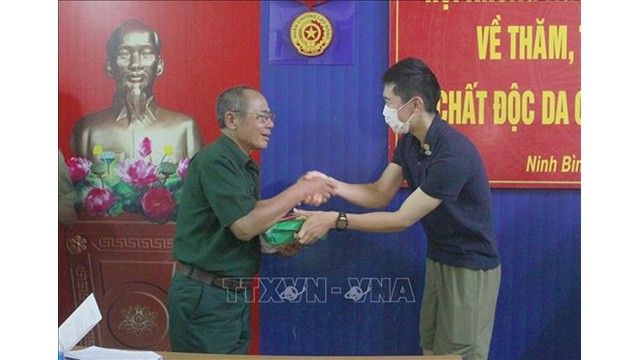 Un représentant de l’Association des Japonais amoureux du Vietnam remet un cadeau à une victime de l’agent orange de la province de Ninh Binh (au Nord). Photo : VNA.