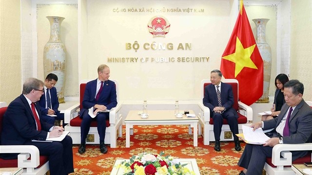 Le ministre de la Sécurité publique, le général Tô Lâm (à droite) et le secrétaire permanent du ministère de l’Intérieur du Royaume-Uni, Matthew Rycroft, le 16 août à Hanoï. Photo : NDEL.