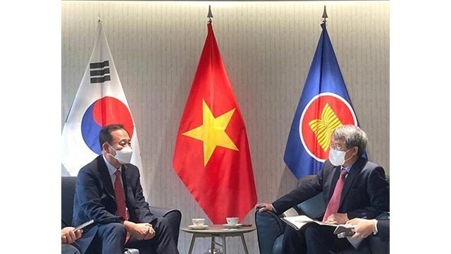 Rencontre entre le président du district de Bonghwa, Park Huyn-guk et l’ambassadeur du Vietnam en République de Corée, Vu Tùng. Photo : VNA.